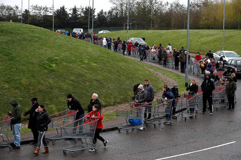 Уотфорд, Великобритания. Очередь у супермаркета Costco