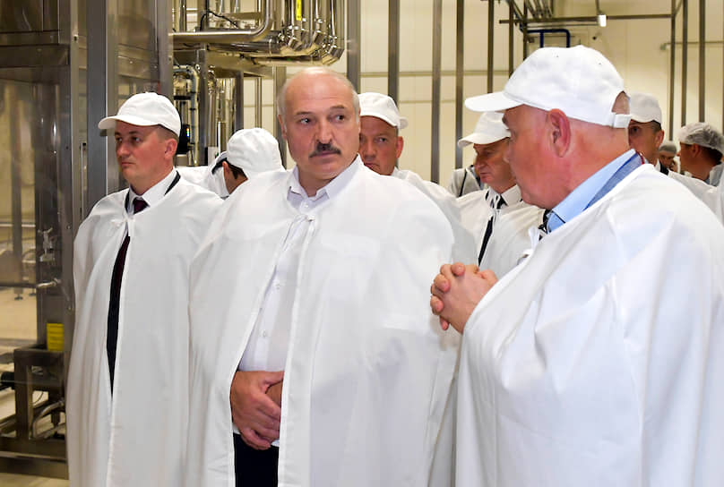 28 июля президент Белоруссии Александр Лукашенко (в центре) заявил, что перенес коронавирус «на ногах» и без проявления симптомов заболевания