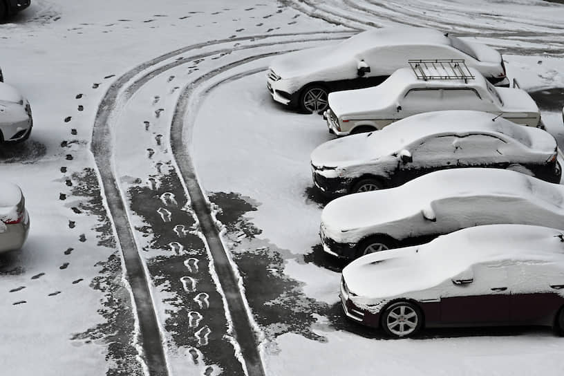 Москва. Автостоянка после снегопада