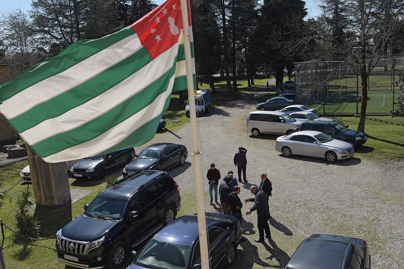 Флаг Абхазии на избирательном участке