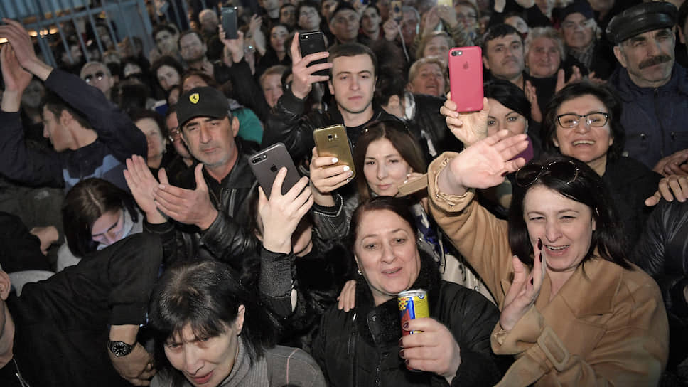 Избиратели во время встречи 