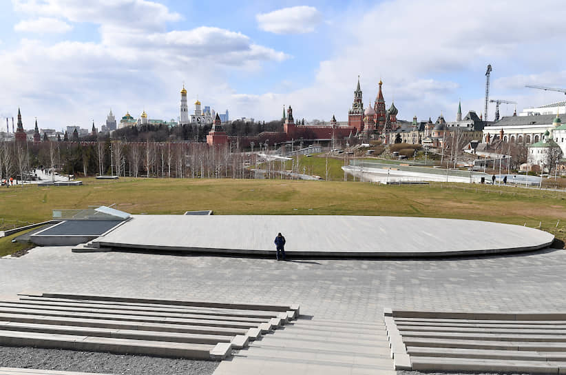 Сцена амфитеатра в ландшафтном парке «Зарядье»