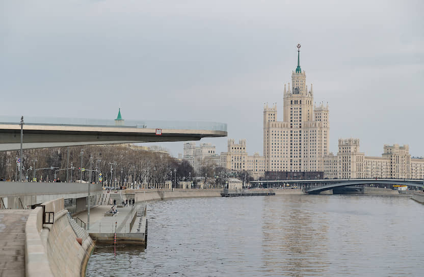 Дом на Котельнической набережной и мост в парке «Зарядье»