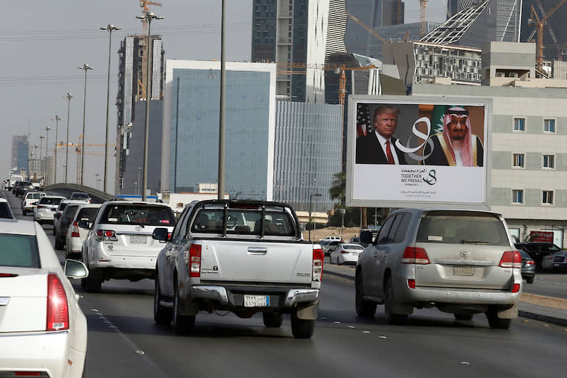 В ходе первого зарубежного турне в должности президента Дональд Трамп посетил Эр-Рияд. В ходе саудовско-американского саммита стороны подписали ряд соглашений на $280 млрд