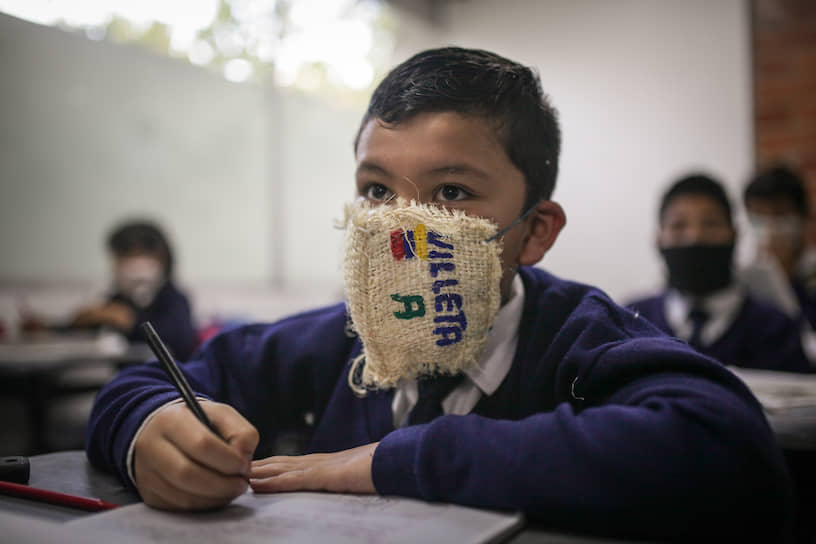 Соача, Колумбия. Школьник в самодельной маске. Колумбийцы делают маски из мешковины, использованных стаканчиков, банановых листьев и других подручных материалов, потому что медицинские средства защиты слишком дороги