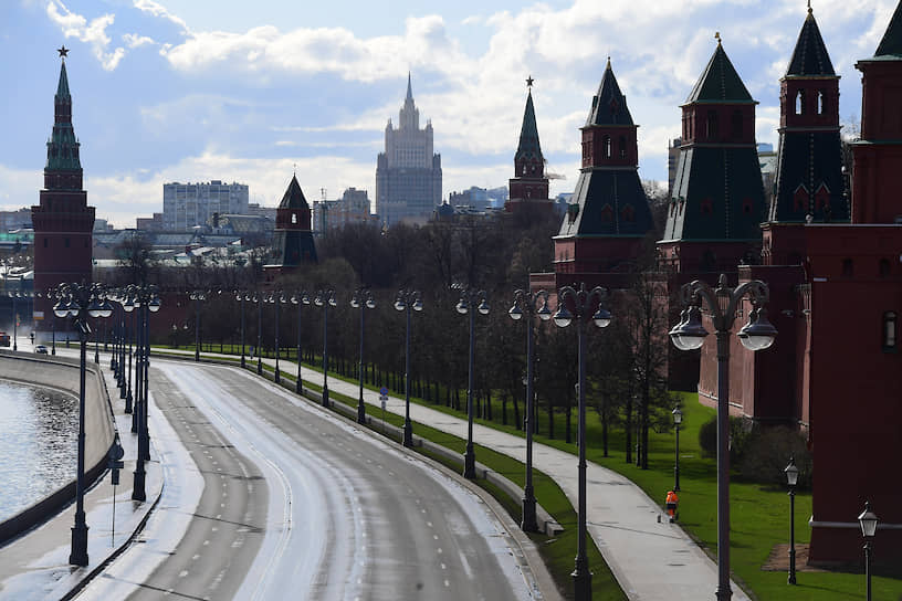 С начала апреля загруженность московских дорог не поднималась выше одного балла &lt;br>
На фото: Кремлевская набережная