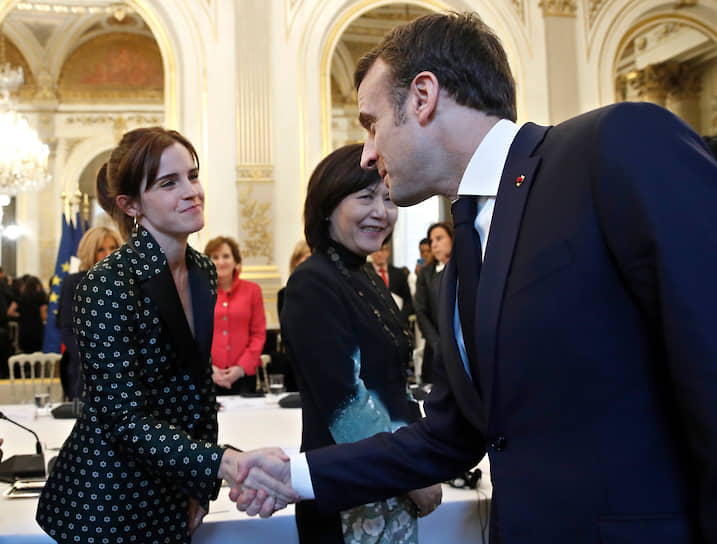В 2019 году Эмма Уотсон встретилась с президентом Франции Эмманюэлем Макроном (на фото) на конференции G7, где обсуждались проблемы гендерного равенства, прекращения насилия и дискриминации в отношении женщин. В 2020 году Уотсон заявила, что в ее работе будет «меньше красных дорожек и больше конференций»