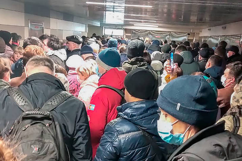 Очередь пассажиров в вестибюле станции метро «Царицыно»
