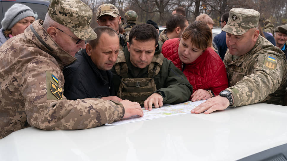 26 ноября 2019 года. Владимир Зеленский в поселке Золотое Луганской области во время встречи с бойцами батальона «Азов», которые приехали в поселок, чтобы помешать реализации договоренности по разведению войск