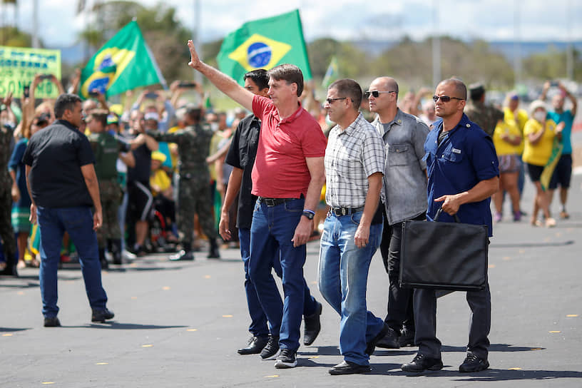 Президент Бразилии Жаир Болсонару (в центре)