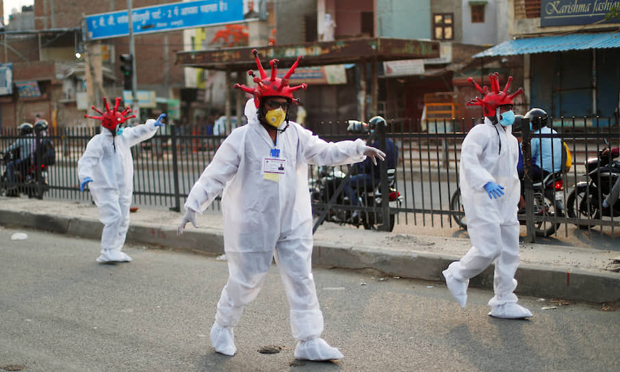 Индийская полиция перешла от физических мер принуждения граждан к самоизоляции к психологическим. Теперь по улицам ходят волонтеры, одетые в костюмы «коронавирусных зомби», и агитируют оставаться дома