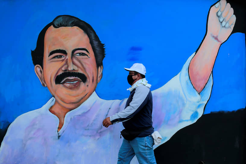 В Никарагуа президент Даниэль Ортега отказывается вводить карантин и считает себя неуязвимым для инфекции, потому что его «оберегает Господь». Он также организует массовые митинги, где люди борются с заразой «силой любви»