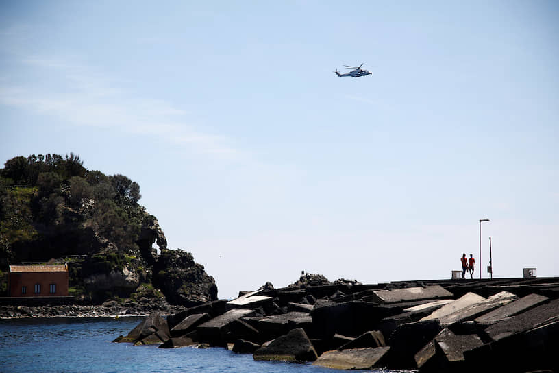 В Италии полиция использует вертолеты, чтобы разгонять людей на пляжах. Глава региона Кампания Винченцо де Лука уже потребовал введения военного положения в регионе, так как убеждать граждан по-хорошему не хватает сил