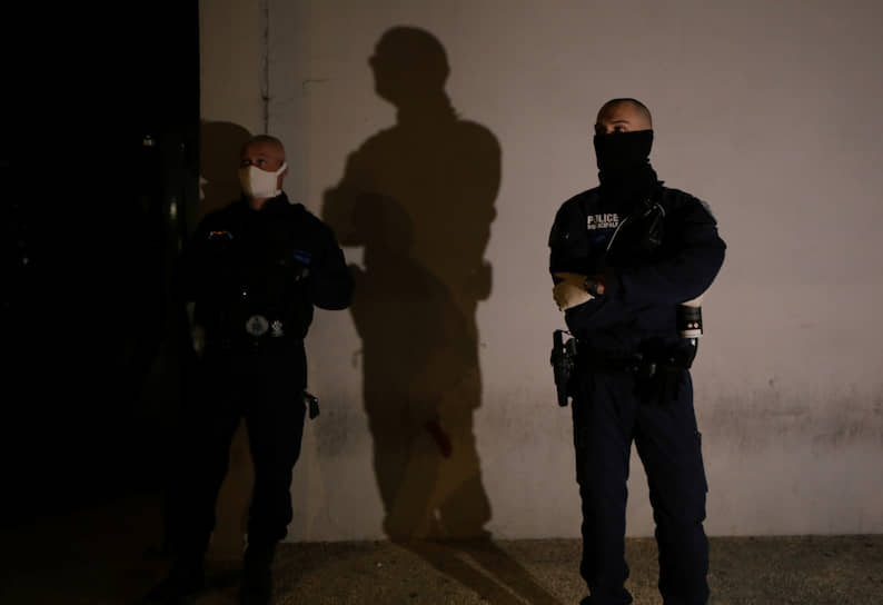 Во французской Ницце ввели комендантский час: после восьми часов вечера в городе приглушают освещение, показывая, что выход на улицу воспрещен