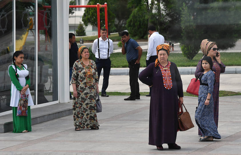 В Туркмении запретили употребление слов «коронавирус» и «COVID-19», а за ношение масок в общественных местах людей задерживает полиция