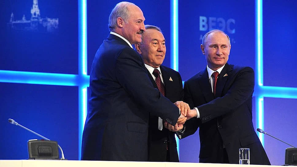 Слева направо: президент Белоруссии Александр Лукашенко, президент Казахстана Нурсултан Назарбаев, президент России Владимир Путин