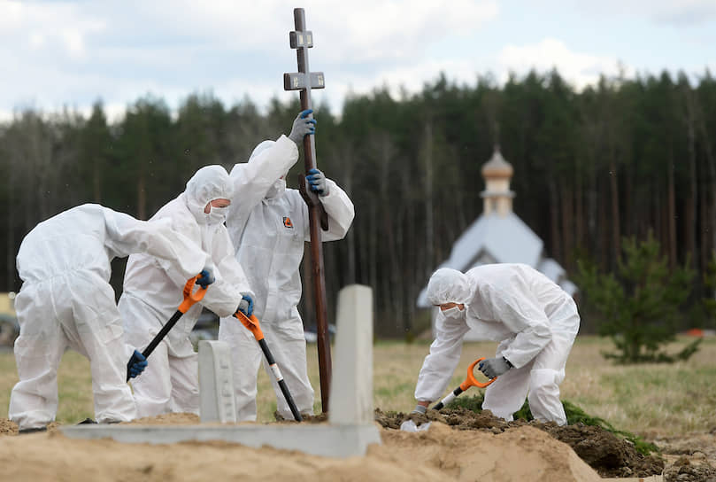 Санкт-Петербург. Похороны погибшей от COVID-19 женщины на специальном участке Колпинского кладбища