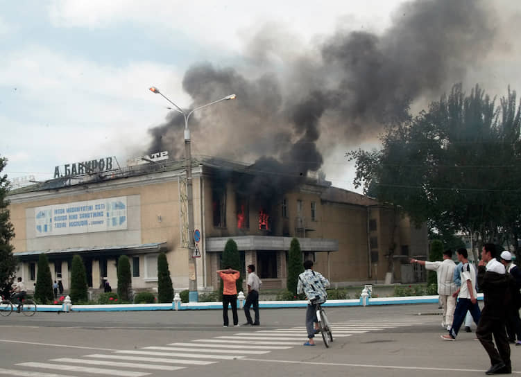 В ночь на 13 мая 2005 года сторонники подсудимых бизнесменов совершили нападения на полицейские и военные посты в городе, освободили около 2 тыс. заключенных. Часть заключенных впоследствии приняла участие в захвате здания областной администрации