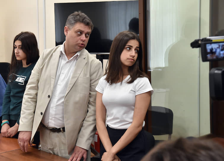 Ангелина (справа) и Крестина Хачатурян в зале суда