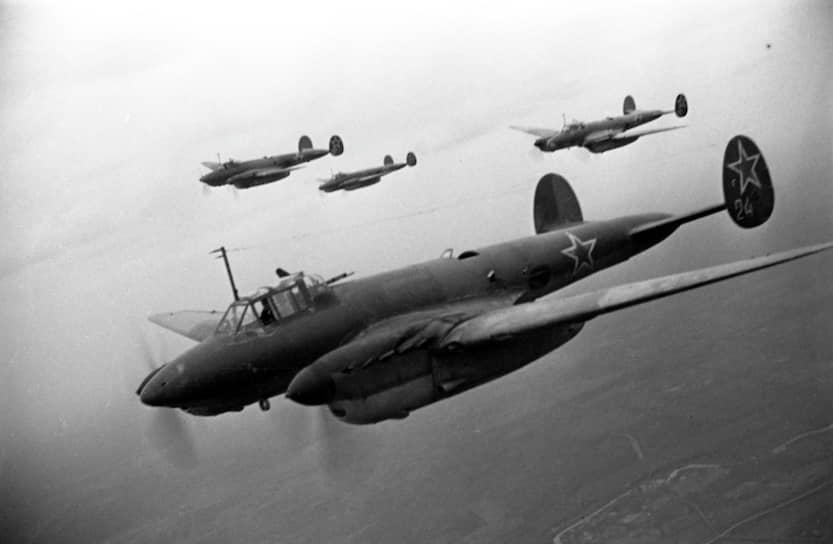 Пикирующий бомбардировщик Пе-2 был одним из самых массовых самолетов СССР и основным фронтовым бомбардировщиком ВВС РККА, применялся с первых дней Великой Отечественной войны и до ее конца, а также в боях с Японией