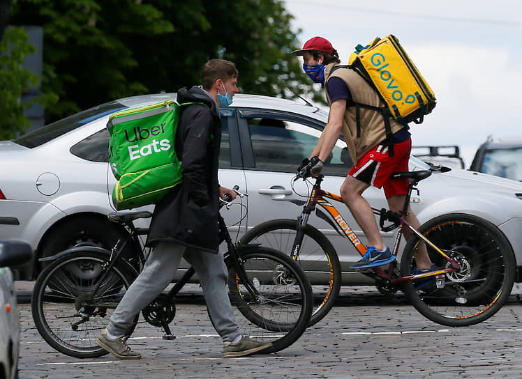 Курьеры Uber Eats и Glovo в центре Киева 13 мая 2020 года