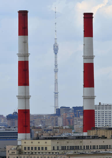 Москва, Россия. Вид на Останкинскую телебашню со смотровой площадки Воробьевых гор 