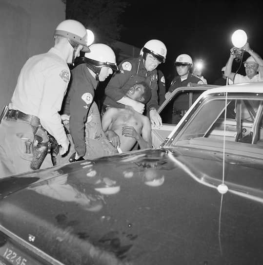 Восстание в Уоттсе (с 11 по 17 августа 1965 года) 
&lt;br>Беспорядки в пригороде Лос-Анджелеса были вызваны задержанием 21-летнего чернокожего Маркта Фрая вместе с семьей патрульным офицером. Арест вызвал возмущение у образовавшейся вокруг толпы, что привело к массовым беспорядкам, стычкам чернокожих граждан с полицией, нападению на белых водителей, поджогам и грабежам магазинов. В результате погибли 34 человека, более тысячи получили ранения, более 3 тыс. были арестованы  