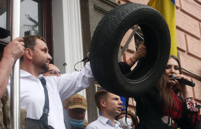 Сторонники бывшего президента Украины Петра Порошенко на митинге у здания Печерского районного суда перед началом заседания суда по избранию ему меры пресечения