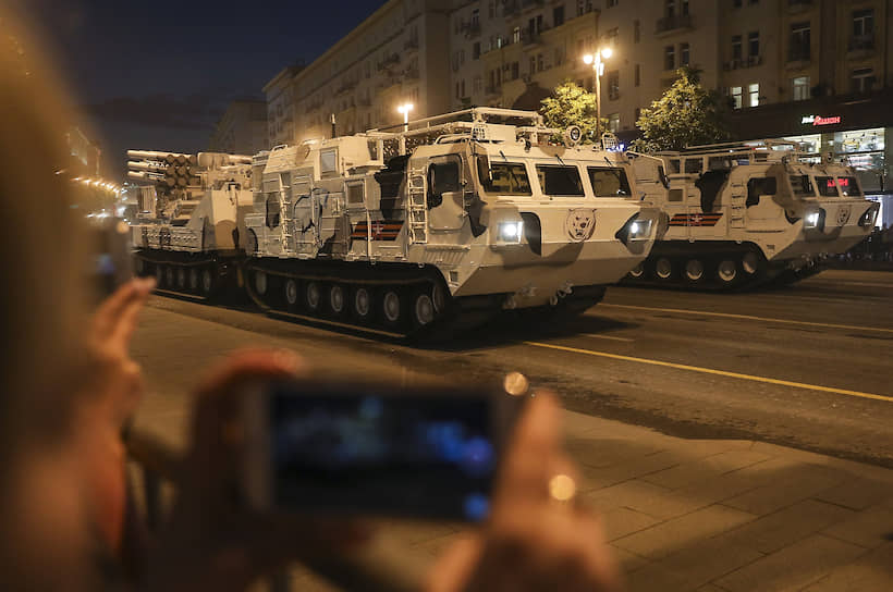 Москва. Проезд военной техники по Тверской улице на репетиции парада Победы