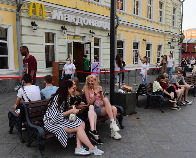 Лавочки в районе станции метро «Третьяковская»