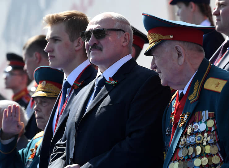 Президент Белоруссии Александр Лукашенко с сыном Николаем (слева) на параде в Москве