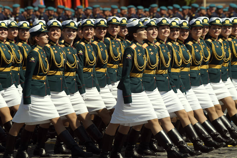 Женщины-военнослужащие на параде в Москве