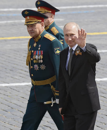 Министр обороны РФ Сергей Шойгу (в центре) и президент Владимир Путин после парада