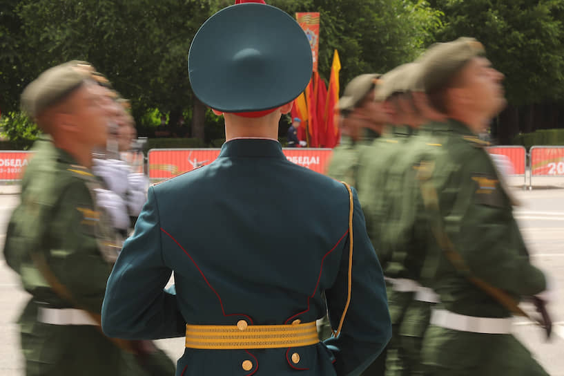 Военнослужащие на параде в Волгограде