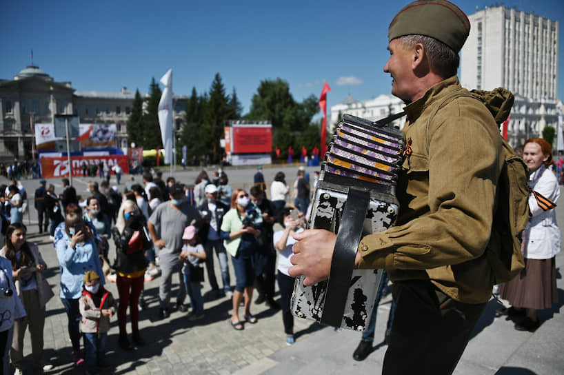 Праздник в честь 75-летия Победы на Соборной площади в Омске