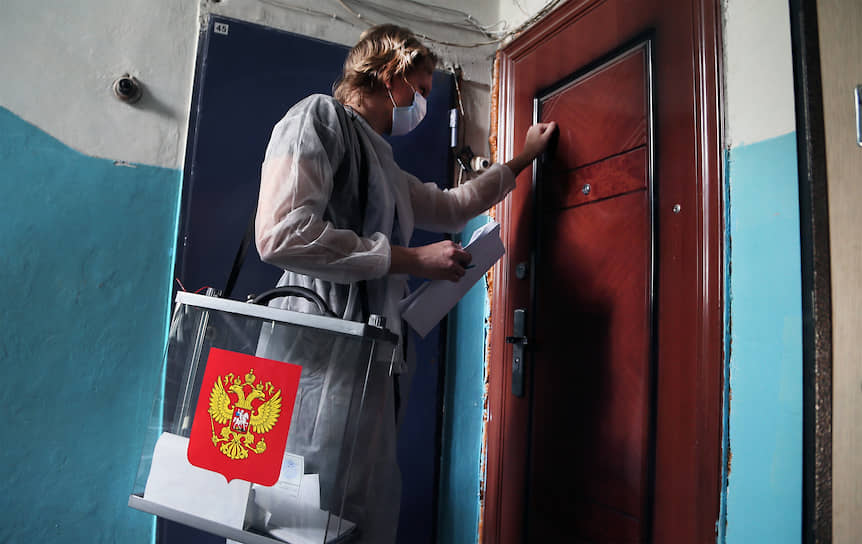 Сотрудник избирательной комиссии Самары с мобильной урной для голосования на дому