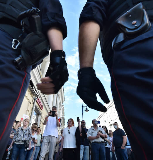 Москва. Сотрудники полиции во время акции протеста на проспекте академика Сахарова