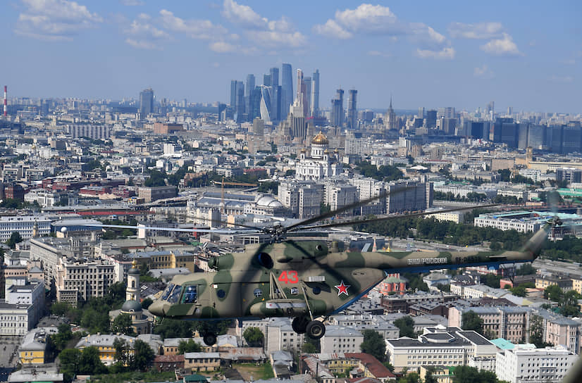 24 июня. Москва. Вертолет во время парада, посвященного 75-летию Победы