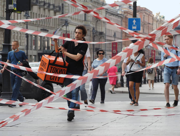 18 июня. Санкт-Петербург. Прохожие на Невском проспекте 