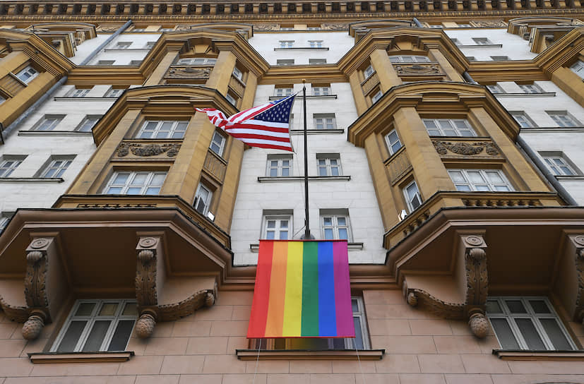 Флаг ЛГБТ-сообщества на здании посольства США 