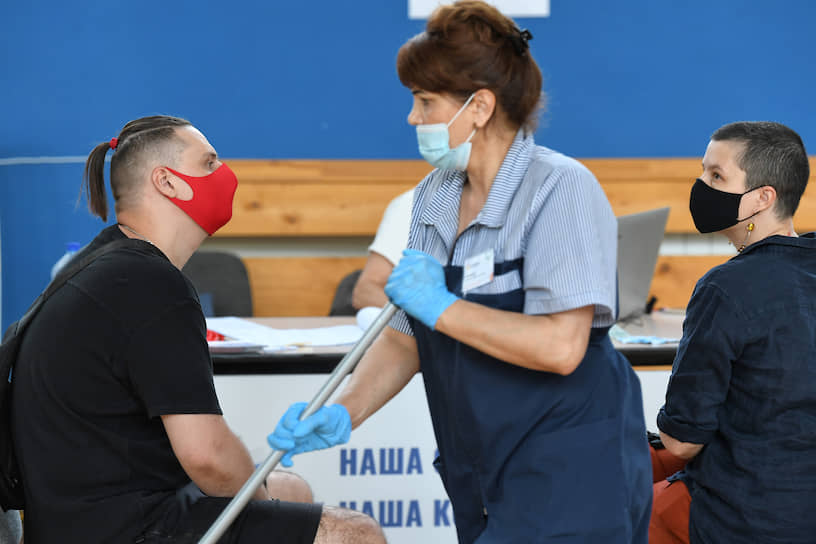 Москва. Сотрудница клининговой службы делает влажную уборку на избирательном участке во время голосования по поправкам к Конституции России 