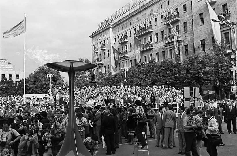 Встреча олимпийского огня на Советской площади в Москве (сейчас — Тверская)