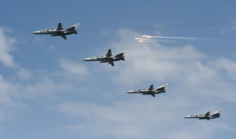 Су-24 во время военно-морского парада в Севастополе