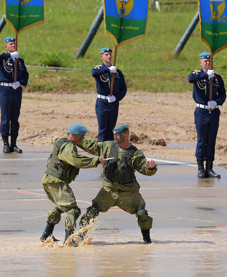 Военнослужащие во время показательных выступлений в Алабино