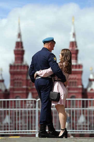 Десантник с подругой на Красной площади