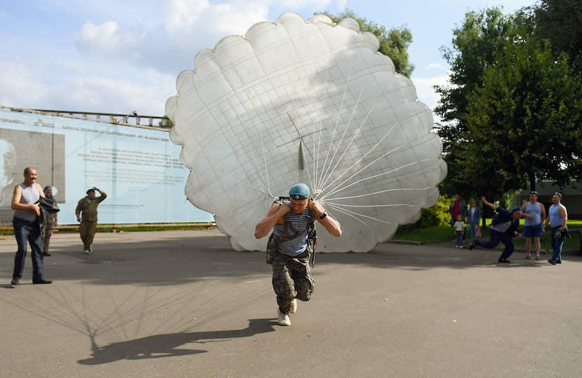 Десантник с парашютом в Парке Горького