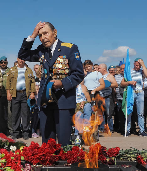 Церемония возложения цветов в Санкт-Петербурге