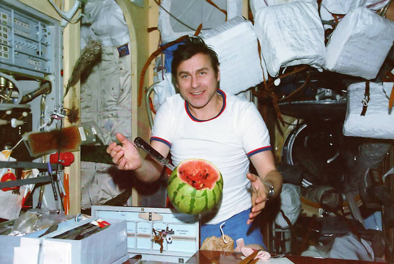 В 1987 году арбуз побывал в космосе на станции «Мир»&lt;br>
На фото: космонавт Александр Александров с арбузом, доставленным грузовым кораблем «Прогресс-31»