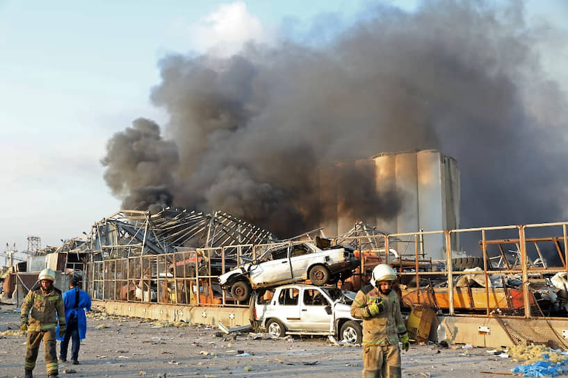 По словам губернатора Бейрута, перед взрывом в порту был пожар. Тушить огонь выехала пожарная команда из 10 человек. Связь с ней потеряна