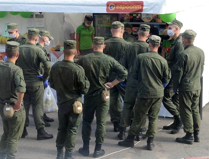 По сообщениям пользователей соцсетей, в Минск начали стягивать военную и специальную технику — бронированные автомобили, водометы для разгона демонстраций, автозаки, грузовики с военнослужащими
